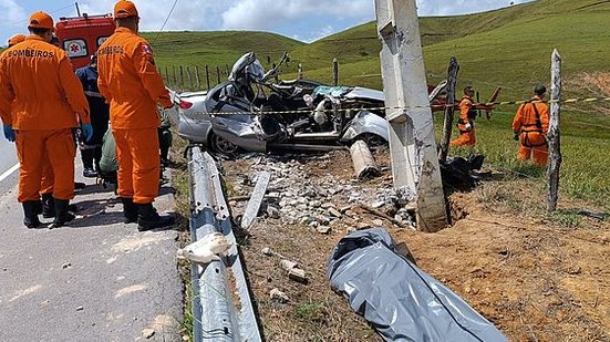 Imagem Homem morre em acidente de carro em Porto Calvo; veículo ficou destruído com impacto