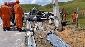 Imagem Homem morre em acidente de carro em Porto Calvo; veículo ficou destruído com impacto