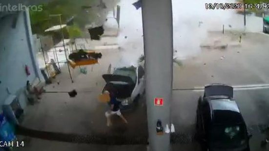 Imagem Vídeo mostra momento da explosão de cilindro de GNV em veículo na Gustavo Paiva