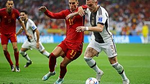 Espanha vs Alemanha - Ferrán Torres da Espanha disputa o lance com David Raum da Alemanha, durante a partida válida pela 2ª rodada do Grupo E da Copa do Mundo FIFA Qatar 2022 | Foto: DiaEsportivo/Folhapress