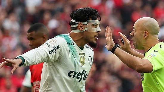 Gustavo Gómez reclama com o árbitro Jean Pierre durante partida contra o Athletico | Cesar Greco/Palmeiras