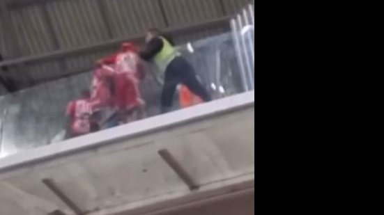 Imagens registradas na Arena MRV mostra confusão entre um grupo de torcedores do CRB e seguranças do estádio | Reprodução/Redes Sociais