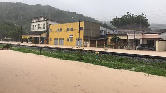 Imagem Chuva forte deixa Maceió debaixo d'água nesta manhã; veja imagens