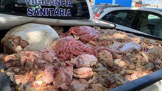 Carnes apreendidas estavam armazenadas em uma câmara fria e seriam expostas para comercialização | Foto: Cortesia / Vigilância Sanitária de Maceió