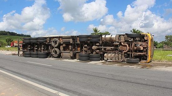 A carreta tombou no quilômetro 38 da BR 101, em Joaquim Gomes | Luzamir Carneiro