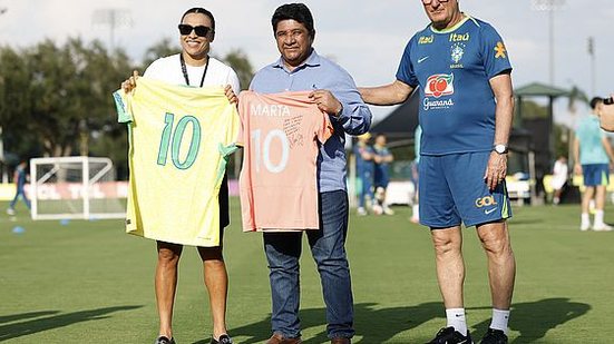 Marta foi recebida no treino da seleção por Ednaldo Rodrigues e Dorival Júnior | Crédito: Rafael Ribeiro / CBF