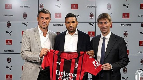 O atacante brasileiro Junior Messias ao lado dos diretores Paolo Maldini e Frederic Massara | Foto: Divulgação / ACM Milan