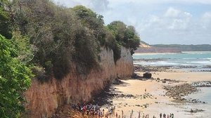 Imagem Vídeo: 3 da mesma família morrem em desmoronamento de falésia no RN