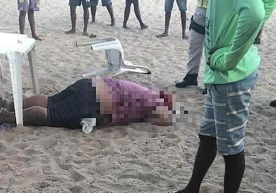 Imagem Ambulante morto na orla de Pajuçara estava com drogas na roupa, diz polícia