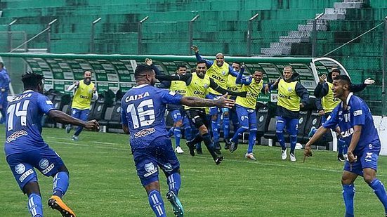 Jogadores comemoram gol de Jhon Cley | Thiago Parmalat/RCortez/CSA