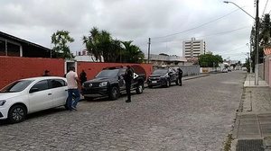 Mandado de busca e apreensão foi cumprido na casa de dois suspeitos em Maceió. | Cortesia ao TNH1 / T5