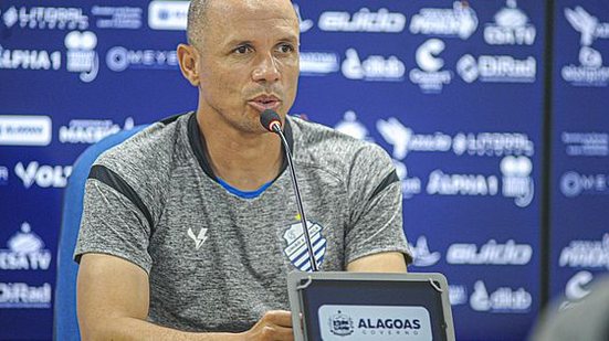 O técnico Higo Magalhães em entrevista coletiva nesta sexta-feira, 7 | Augusto Oliveira / CSA