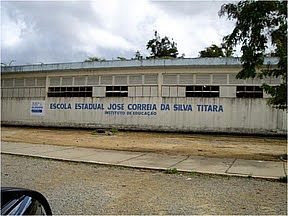 Imagem Estudantes deixam escola após surgimento de rachaduras, denuncia aluna