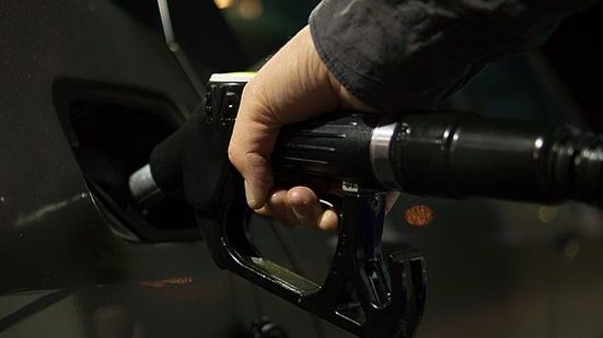 Imagem Preço da gasolina cai a R$ 5,04 o litro, mostra ANP