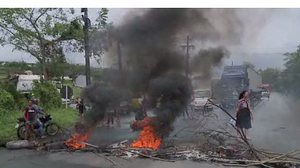 Moradores queimaram pneus e galhos de ávores durante protesto | Foto: Reprodução