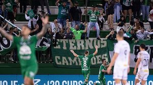 Rafael Carvalheira jogador do Chapecoense comemora seu gol com jogadores do seu time durante partida contra o Santos no estadio Arena Conda pelo campeonato Brasileiro B 2024 | Agif / Folhapress