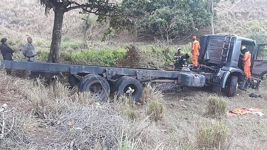 Acidente entre caminhão e carro deixou duas pessoas mortas | Divulgação / BPRv