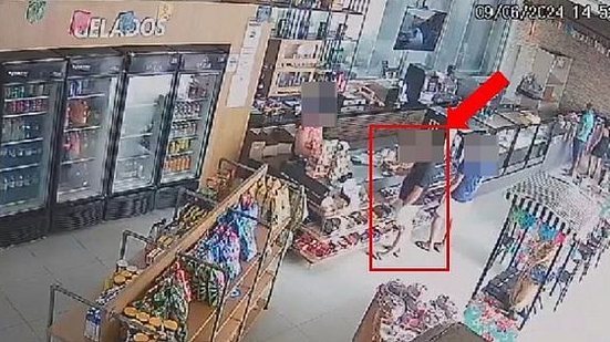 Imagem mostra suspeito comprando isqueiro em conveniência de posto combustível. Isso teria ocorrido logo após o assassinato de Emerson | Reprodução