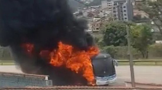 Ônibus com a delegação sub-14 do Vasco pega fogo | Reprodução