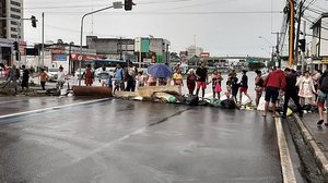 Imagem Moradores do Bom Parto fazem protesto e interditam a Fernandes Lima