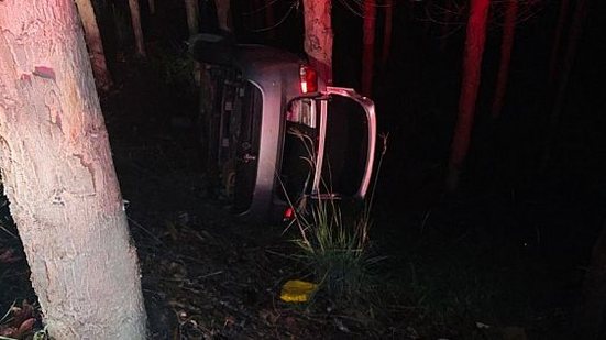 Imagem Três ficam feridos após carro capotar e bater em árvore, em Japaratinga