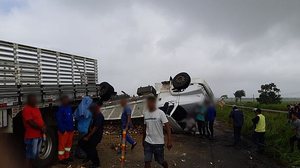 Caminhão tombou em São Miguel dos Campos | Foto: Ascom PRF