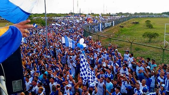 Torcida acompanha trio elétrico com o time do CSA | Paulo Victor Malta / TNH1