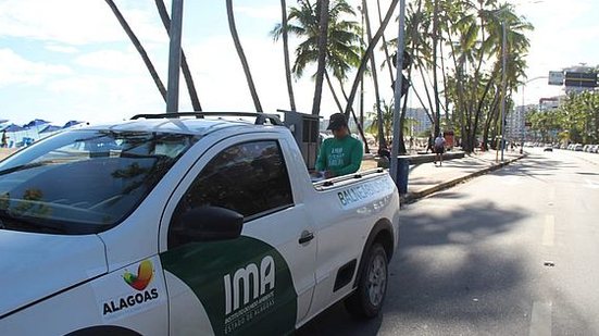 Equipe do IMA coleta amostra de água na praia de Pajuçara | Divulgação / IMA