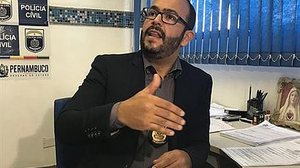 O delegado titular da delegacia de Peixinhos, Vinicius Oliveira, detalhou o caso | Isabelle Barbosa/Folha PE