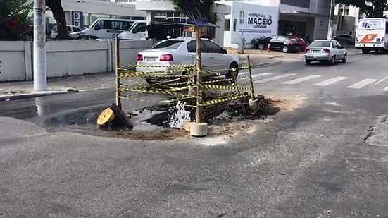 Imagem Cano estoura no meio da rua e volume d'água causa transtornos no Centro