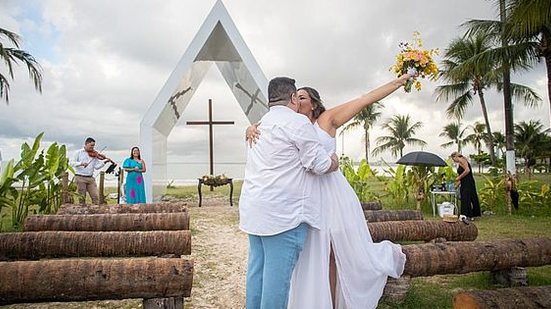 O casal percorreu 2.505 km para realizar o sonho do casamento | Foto: Célio Jr. / Secom Maceió