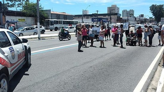 Fernandes Lima é parcialmente bloqueada por manifestantes | Foto: Maria Maciel / TV Pajuçara