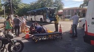 Homem foi atendido no chão após ser atingido por carro na Avenida Fernandes Lima | Reprodução/Vídeo