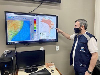 Meteorologista da Sala de Alerta da Semarh, Vinícius Pinho. | Foto: Ascom Semarh