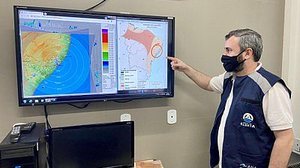 Meteorologista da Sala de Alerta da Semarh, Vinícius Pinho. | Foto: Ascom Semarh