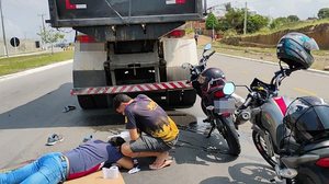 Vítima foi amparada por outros motociclistas até a chegada dos Bombeiros | Foto: Cortesia ao TNH1