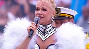 Xuxa Meneghel durante o futebol beneficente; cantora se apresentou durante intervalo | Foto: Reprodução / TV Globo