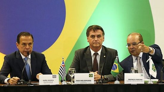 Jair Bolsonaro e os organizadores do fórum, João Doria (SP) e Ibaneis Filho (DF) | Marcelo Camargo/Agência Brasil