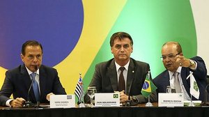 Jair Bolsonaro e os organizadores do fórum, João Doria (SP) e Ibaneis Filho (DF) | Marcelo Camargo/Agência Brasil