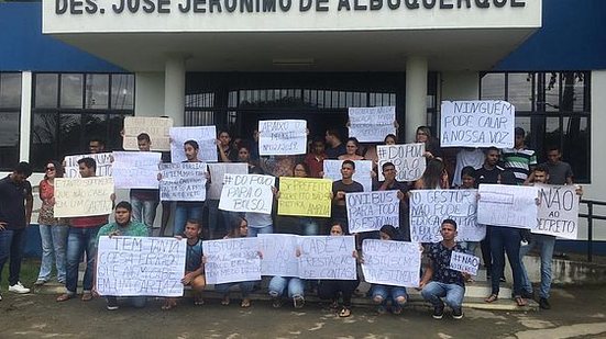 Imagem Estudantes protestam contra redução no transporte escolar em Atalaia