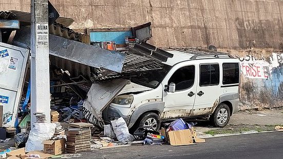 Após o acidente, um dos carros se chocou e destruiu uma barraca de livros | Pedro Acioli/TNH1