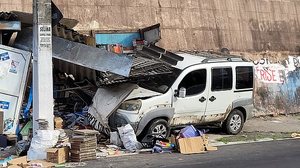 Após o acidente, um dos carros se chocou e destruiu uma barraca de livros | Pedro Acioli/TNH1