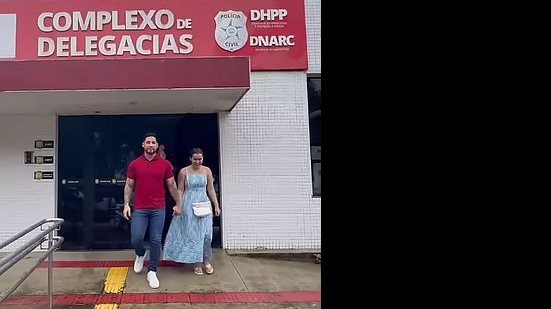 Os influenciadores foram filmados deixando a delegacia | Reprodução / Instagram