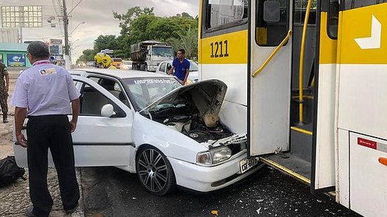 Carro bateu na traseira do ônibus, na Fernandes Lima | TV Pajuçara / Alberto Lima