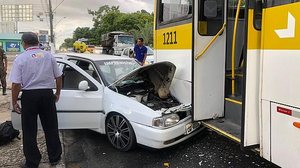 Carro bateu na traseira do ônibus, na Fernandes Lima | TV Pajuçara / Alberto Lima