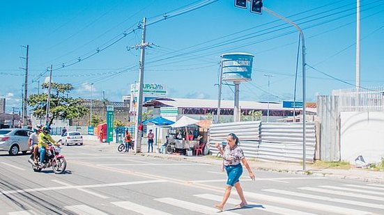 Veículos motorizados e não motorizados são responsáveis pela segurança dos pedestres | Foto: Evinho Silva/Ascom SMTT