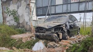 Carro colidiu em muro no bairro Barro Duro | Foto: Cortesia / Ascom Samu