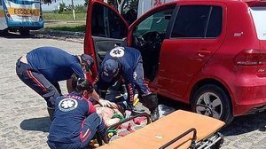 Imagem Vídeo: homem morre após ser baleado dentro de carro em Arapiraca