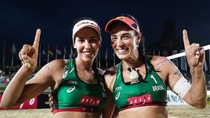 Dupla Ágatha/Duda derrotou as norte-americanas Klineman e Ross para conquistar o ouro na etapa de Tóquio do Circuito Mundial de Vôlei de Praia | FIVB/Divulgação