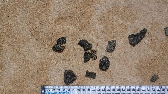 Fragmentos do óleo que chegaram à praia de Guriri, no Norte do Espírito Santo | Divulgação/Marinha